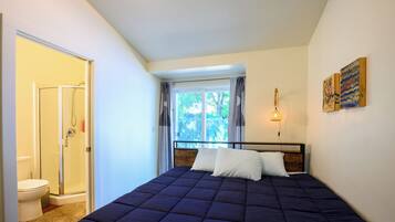 2 slaapkamers, een bureau, een strijkplank/strijkijzer, reisbedje