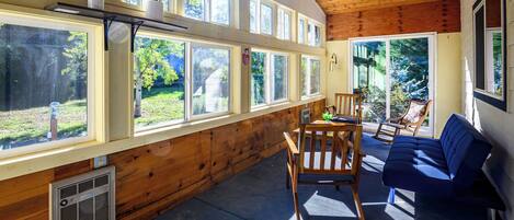 Älytelevisio, takka, kirjoja, työhuone