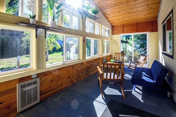 TV connectée, cheminée, livres, espaces bureaux