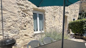 Outdoor dining - Gîte Lavande*Clim*Terrace*Community pool (Saint-Paul-Trois-Châteaux)