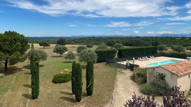 A villa with a swimming pool, surrounded by a well-maintained garden and olive trees, with a view of distant mountains. - 04B3: Beautiful T3 in the heart of lavender - pool (Brunet)