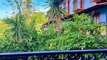 Habitación familiar | Área de sala de estar | Smart TV de 50 pulgadas con canales por cable y servicios de streaming