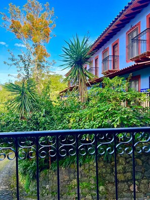 Family Room | Living area | 50-inch Smart TV with cable channels, streaming services