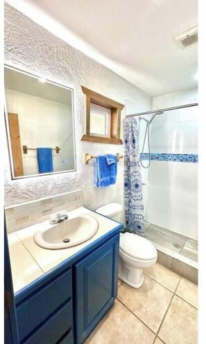 シャワー、ヘ アドライヤー、タオル、石鹸