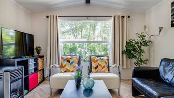 Een televisie en een tafeltennistafel