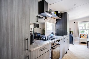 Réfrigérateur, un four, surface de cuisson, cafetière-théière