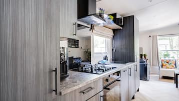 Fridge, oven, stovetop, coffee/tea maker