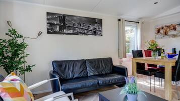 Een televisie en een tafeltennistafel