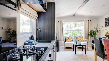 Een koelkast, een oven, een kookplaat, een koffiezetapparaat/waterkoker