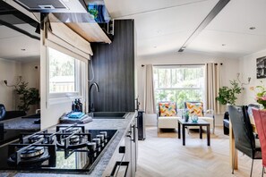 Refrigerador, horno, parrilla de estufa y cafetera y tetera 