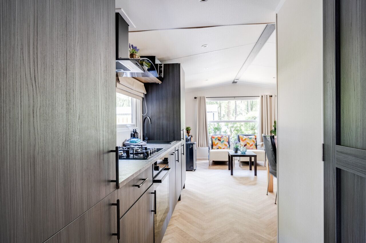 Fridge, oven, stovetop, coffee/tea maker