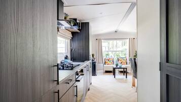 Fridge, oven, stovetop, coffee/tea maker