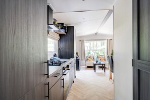 Réfrigérateur, un four, surface de cuisson, cafetiÚre-théiÚre