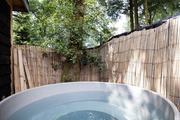 Tina de hidromasaje al aire libre