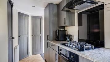 Een koelkast, een oven, een kookplaat, een koffiezetapparaat/waterkoker