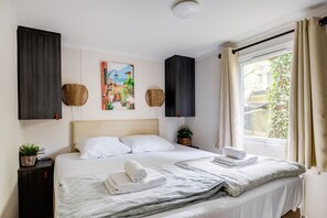 2 bedrooms, desk, WiFi, bed sheets