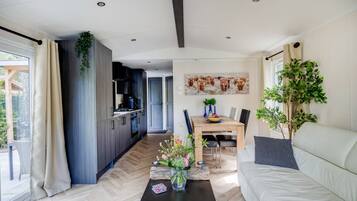 Een televisie en een tafeltennistafel