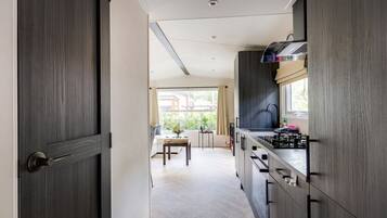 Fridge, oven, stovetop, coffee/tea maker