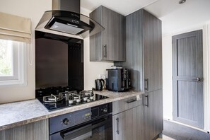 Fridge, oven, stovetop, coffee/tea maker