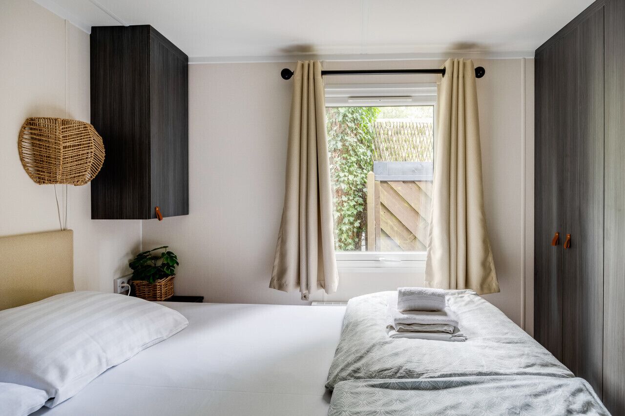 2 bedrooms, desk, WiFi, bed sheets