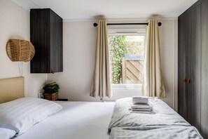 2 bedrooms, desk, WiFi, bed sheets