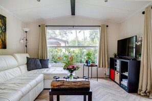 Een televisie en een tafeltennistafel