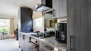 Fridge, oven, stovetop, coffee/tea maker