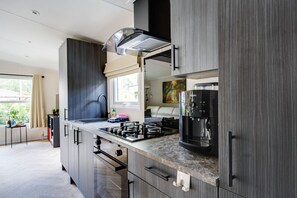 Een koelkast, een oven, een kookplaat, een koffiezetapparaat/waterkoker