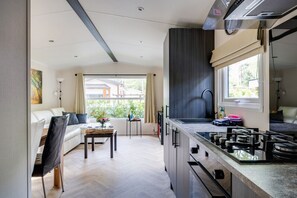 ثلاجة، فرن، موقد طهي مسطح، ماكينة لصنع القهوة/الشاي