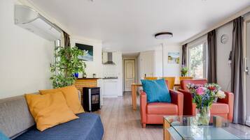 Een televisie en boeken