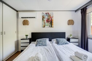 2 室のベッドルーム、デスク、WiFi、ベッドシーツ