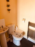 Un baño pequeño con inodoro, lavabo y radiador.