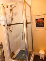 Habitación Deluxe doble, varias camas, no fumadores, vistas al mar | Baño | Artículos de higiene personal gratuitos, jabón, champú y papel higiénico