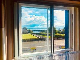 Habitación Deluxe doble, varias camas, no fumadores, vistas al mar | Tabla de planchar con plancha y wifi gratis