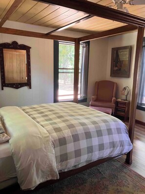 5 bedrooms, iron/ironing board, WiFi, bed sheets