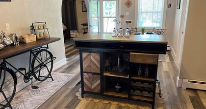 Thoughtfully remodeled Old Town 3-bedroom bungalow in charming Loveland, W/WIFI