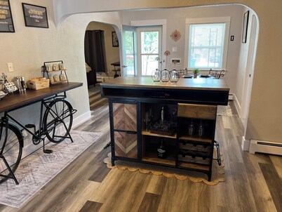 Thoughtfully remodeled Old Town 3-bedroom bungalow in charming Loveland, W/WIFI