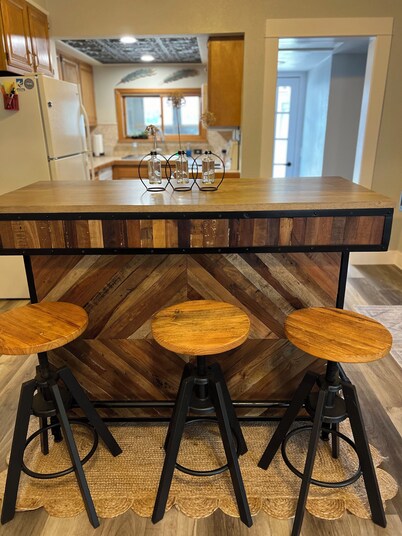 Thoughtfully remodeled Old Town 3-bedroom bungalow in charming Loveland, W/WIFI