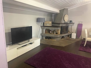 Smart TV, fireplace