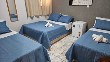 Kamar Quadruple Klasik | Didekorasi berbeda-beda, ruang kerja ramah laptop, dan Wi-Fi gratis