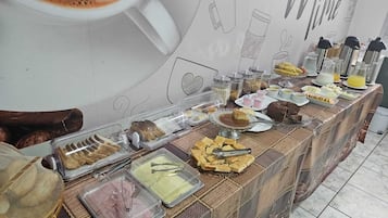 含每日吃到飽早餐