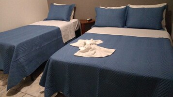 Decoración personalizada y espacio para trabajar con laptop 