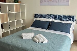 1 quarto, ferros/tábuas de passar roupa, berço de viagem, roupa de cama