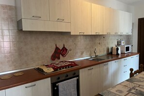 Geladeira, fogão, cooktop, cafeteira/chaleira