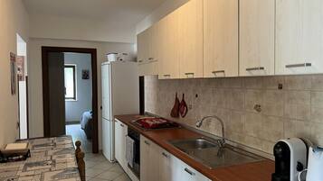 Réfrigérateur, four, plaque de cuisson, cafetiÚre/bouilloire