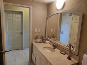Regadera, secadora de cabello, toallas, jabón 