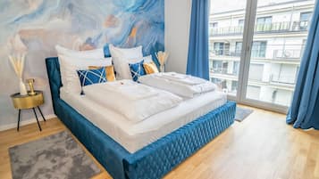 1 quarto, escrivaninha, ferros/tábuas de passar roupa, berço de viagem