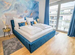 1 chambre, bureau, fer et planche à repasser, lit de bébé portatif