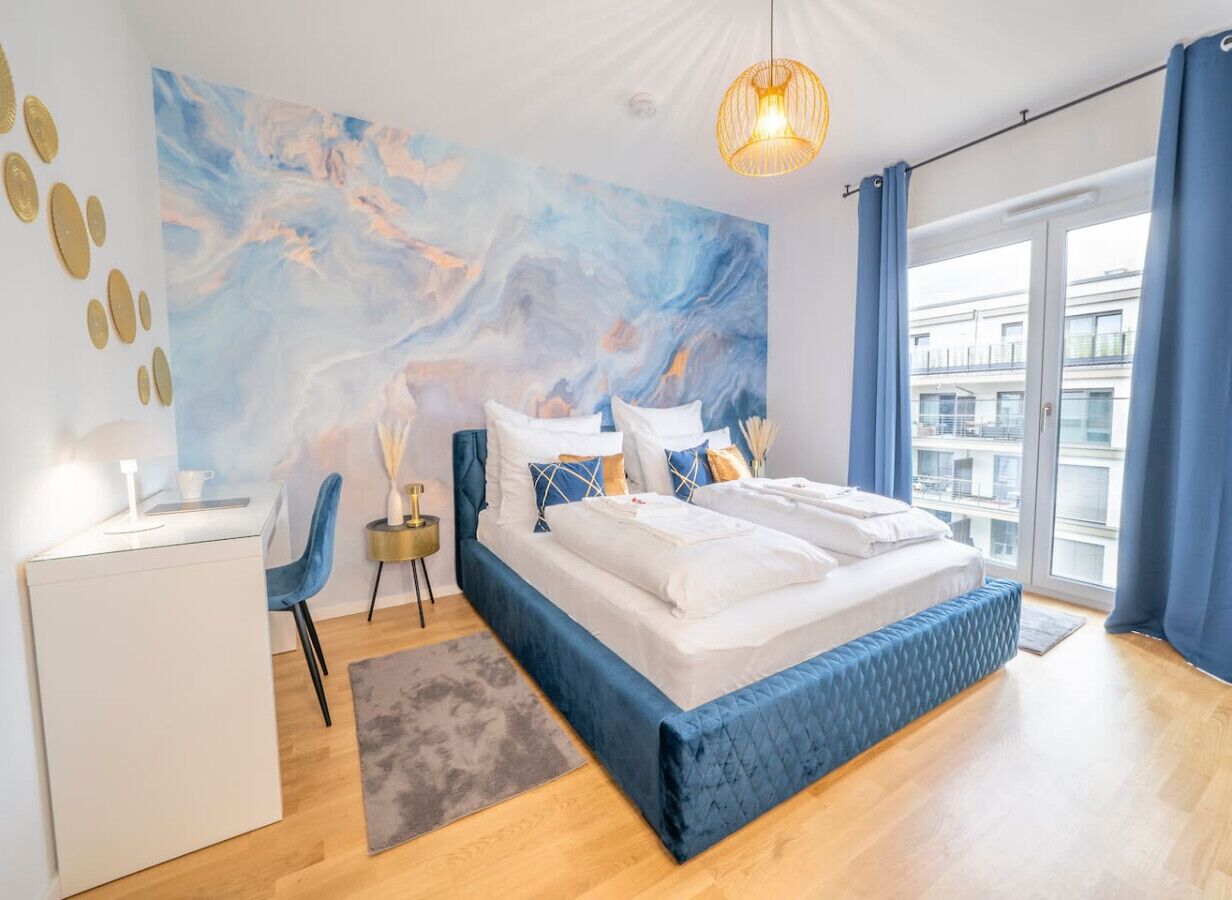 1 soverom, skrivebord, strykejern/-brett og reiseseng for barn