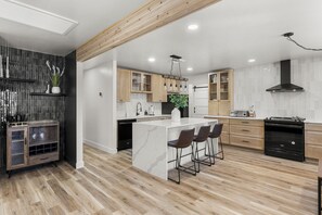 Een microgolfoven, een oven, een kookplaat, een vaatwasser